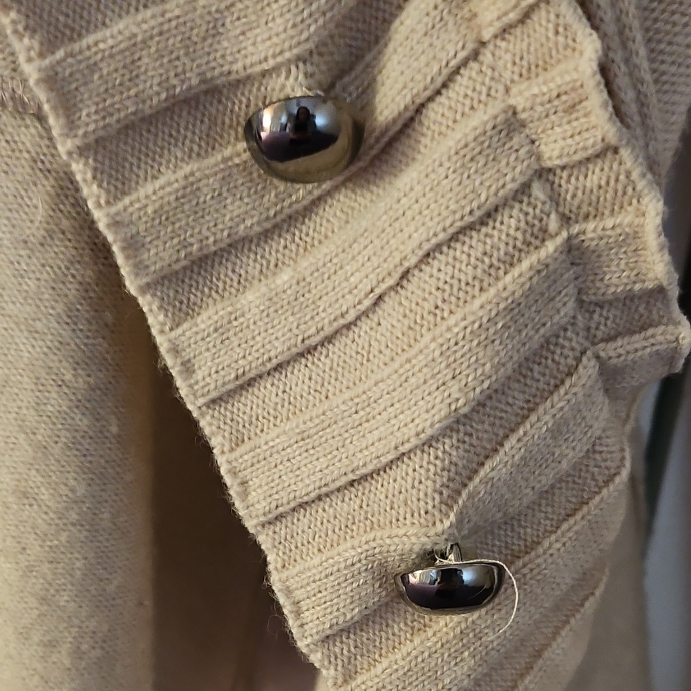 Chic Beige Cardigan with Button Accents - Picture 4 of 12